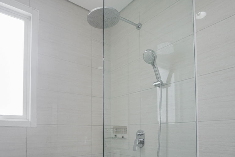 Bathroom 2, Chic and Cozy Studio Apartment at Ciputra International By Travelio, West Jakarta