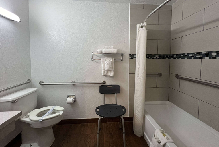 Bathroom 5, Travelodge by Wyndham Truth or Consequences, Sierra