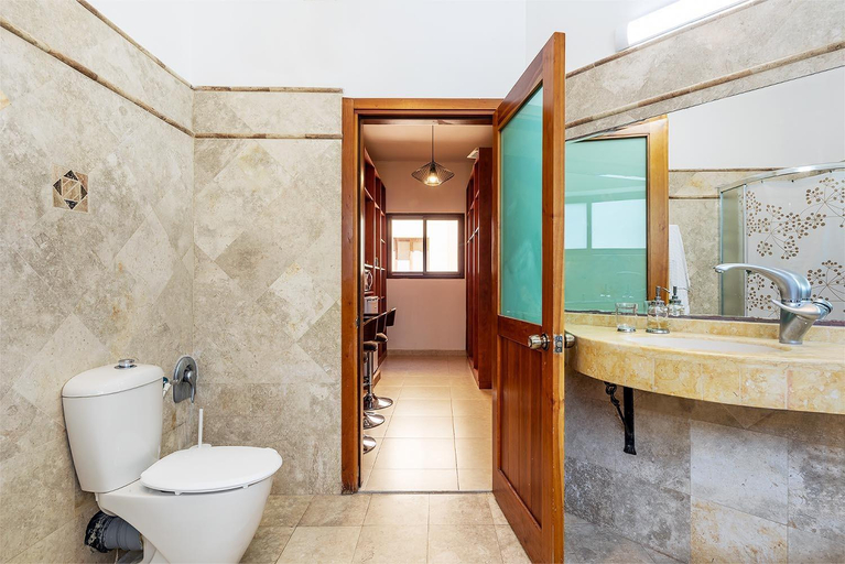 Bathroom 3, Desert Gat