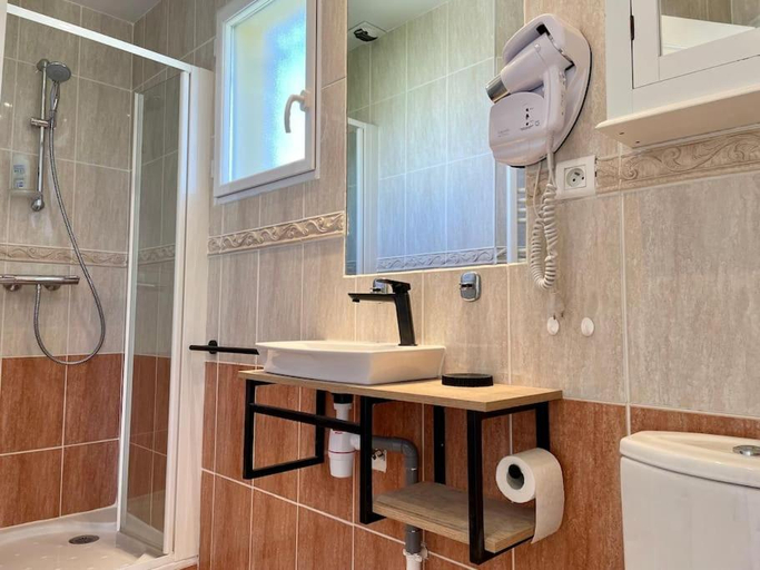 Bathroom 3, Spacieux apt a proximite du port: clim et parking, Var