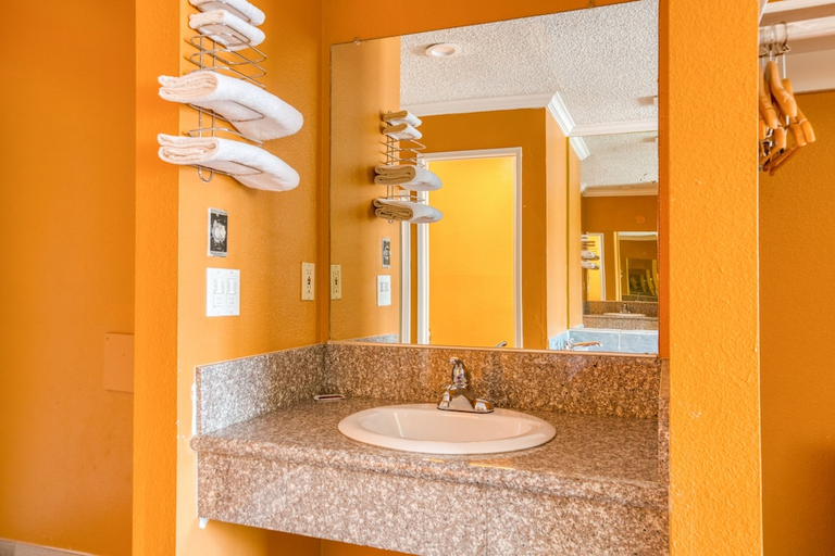 Bathroom 3, Heritage Inn And Suites, Riverside