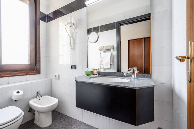 Bathroom 4, Hotel Daunia, Modena
