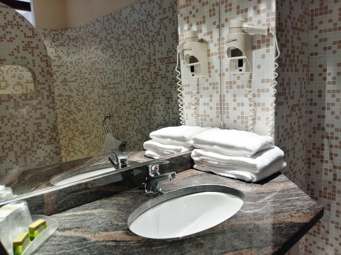 Bathroom 3, Logis Hôtel Les Pages Rest. Le Petit Comptoir, Meurthe-et-Moselle