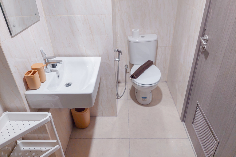 Bathroom 5, Good and Comfortable 1BR at Tamansari Bintaro Mansion Apartment By Travelio, South Tangerang