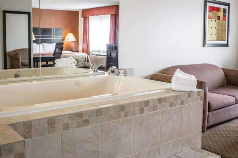 Bathroom 4, Norwood Inn Columbus, Franklin
