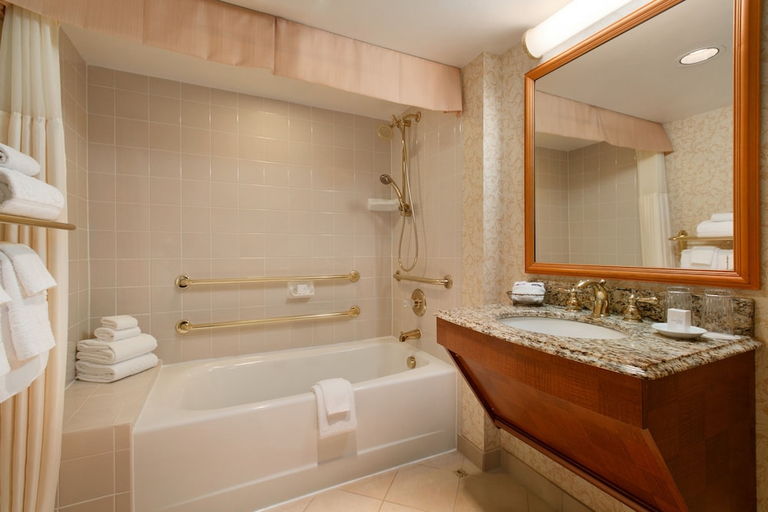 Bathroom 4, Harrah's Council Bluffs Hotel & Casino - A Caesars Rewards Destination, Pottawattamie