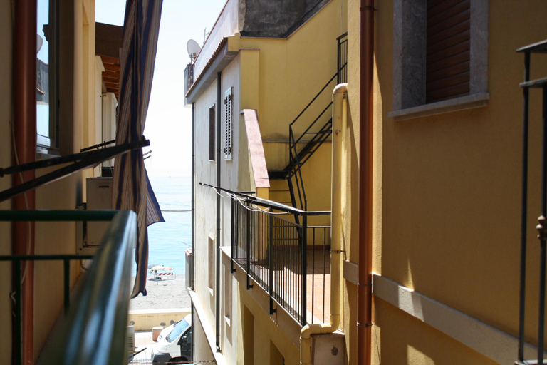 Others 3, Essenze di Sicilia Apartment, Messina