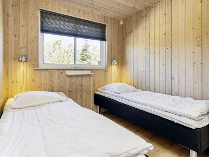 Bedroom 4, 5 Star Holiday Home in Lokken, Hjørring