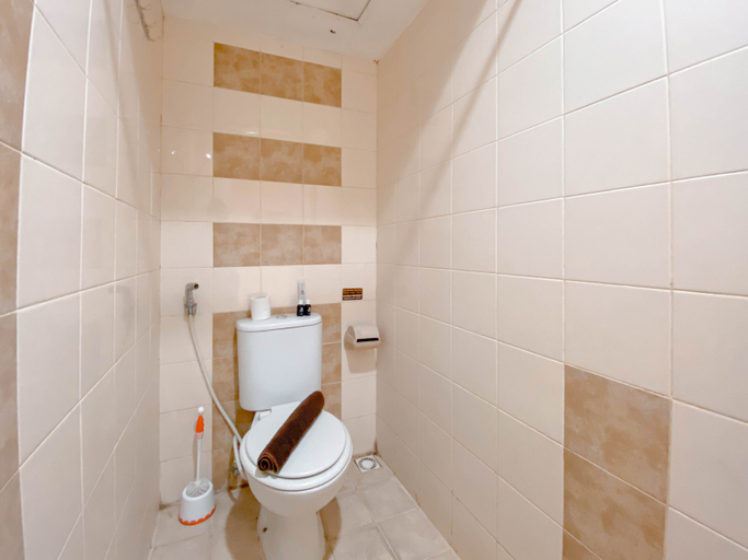 Bathroom 4, Spacious Unique Studio at The Edge Bandung Apartment By Travelio, Cimahi