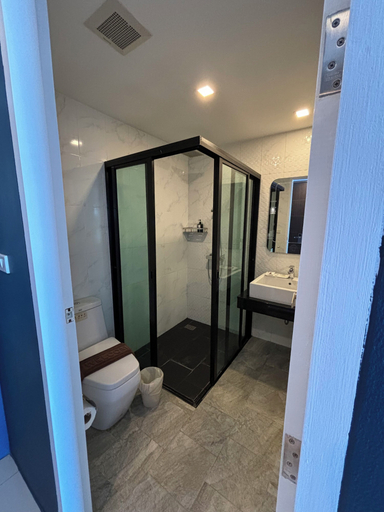 Bathroom 4, The Seens Hotel, Mueang Krabi