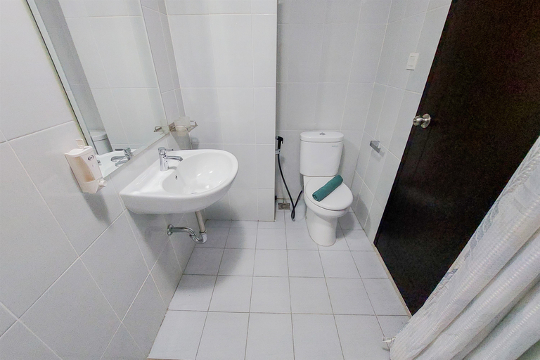 Bathroom 5, Good Deal and Cozy Studio Casa De Parco Apartment By Travelio, Tangerang