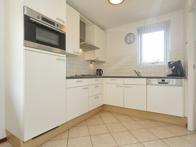 Private kitchen, Comfortable Holiday Home With a Garden, Near the Sea, Noordwijk
