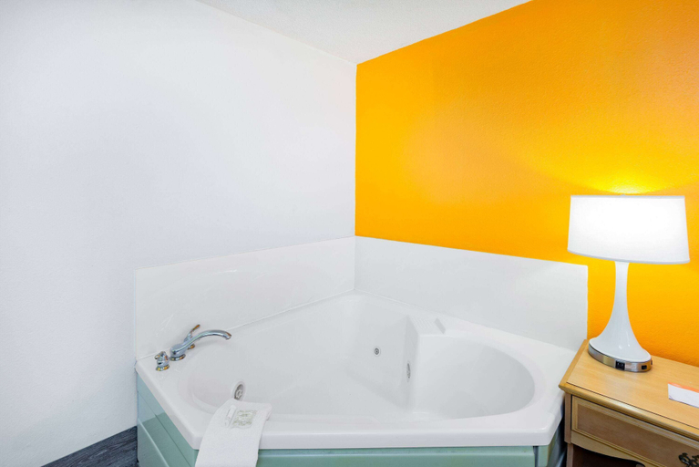 Bathroom 4, Howard Johnson by Wyndham Staunton, Staunton