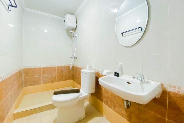 Bathroom 3, Tidy Studio (No Kitchen) Grand Palace Kemayoran Apartment By Travelio, Jakarta Pusat