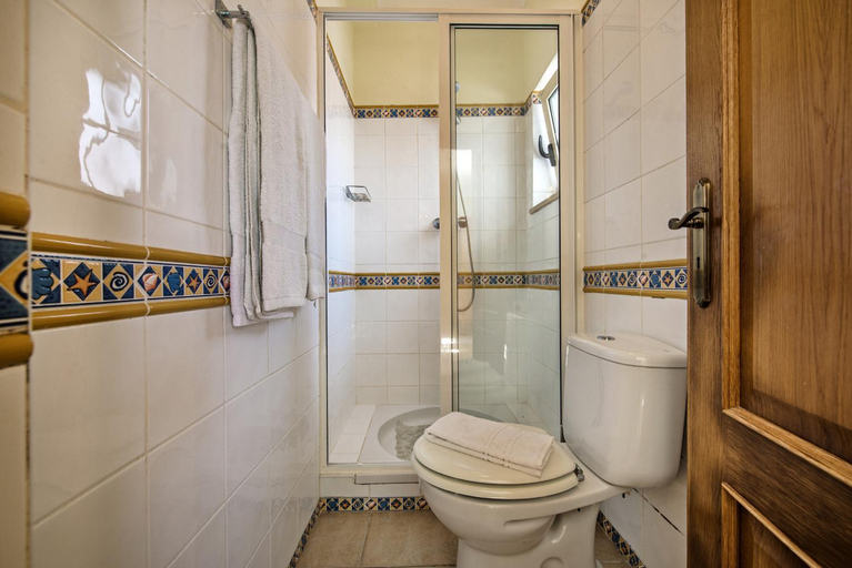 Bathroom 1, Rebela by Algarve Villa Holidays, Albufeira