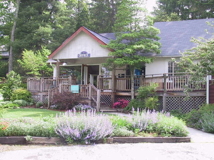 Exterior & Views 1, Highland Lake Inn & Resort, Henderson