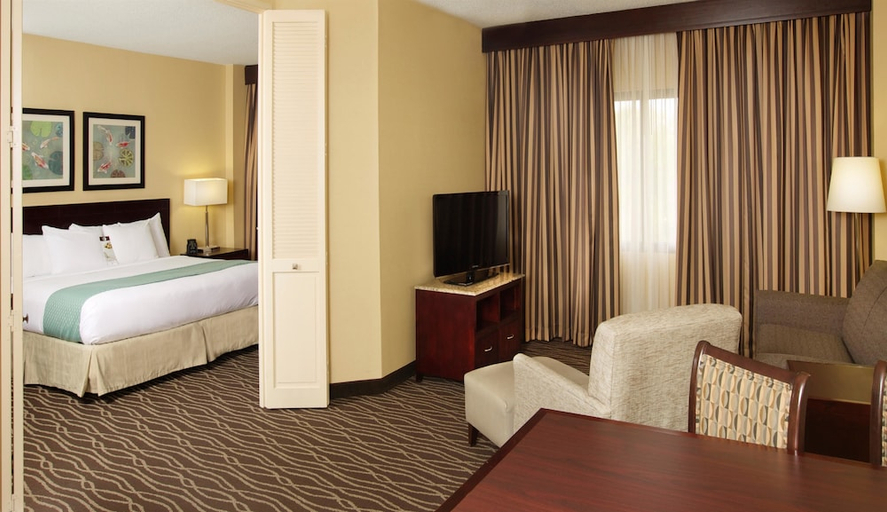 Bedroom 3, DoubleTree Suites by Hilton Raleigh - Durham, Durham