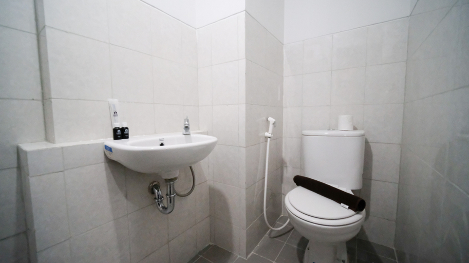 Bathroom 5, Comfortable and Clean Apartment Studio at Suncity Residence By Travelio, Sidoarjo