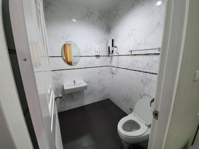 Bathroom 2, Baanpin & Cafe Hotel, Phra Nakhon