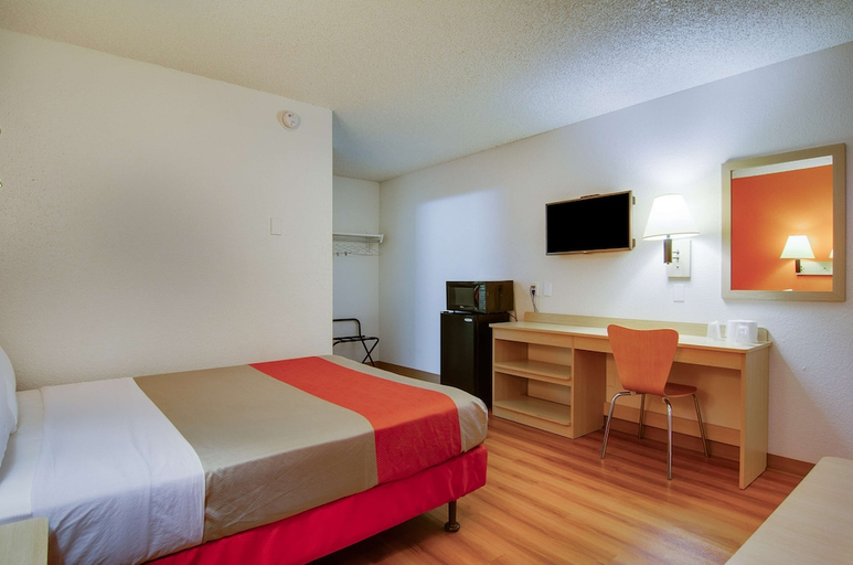 Bedroom 2, Motel6 Tacoma, WA - Fife, Pierce