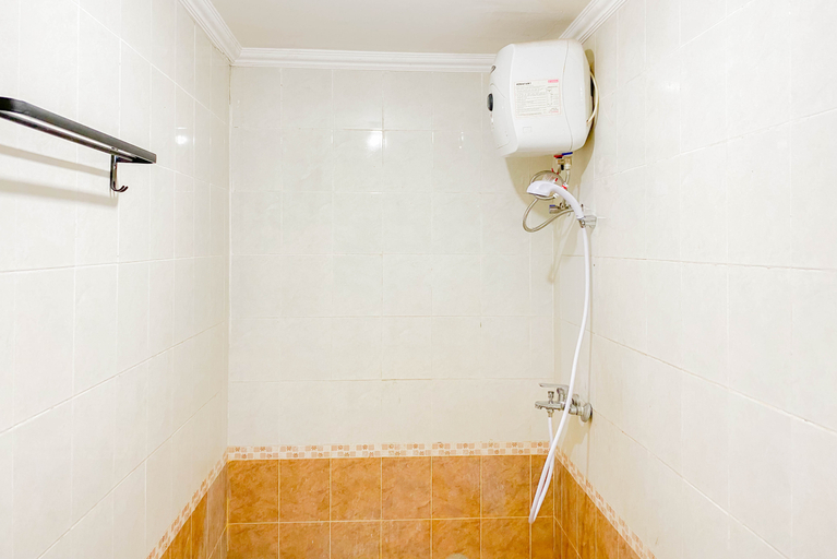 Bathroom 5, Restful Studio (No Kitchen) at Grand Palace Kemayoran Apartment By Travelio, Jakarta Pusat
