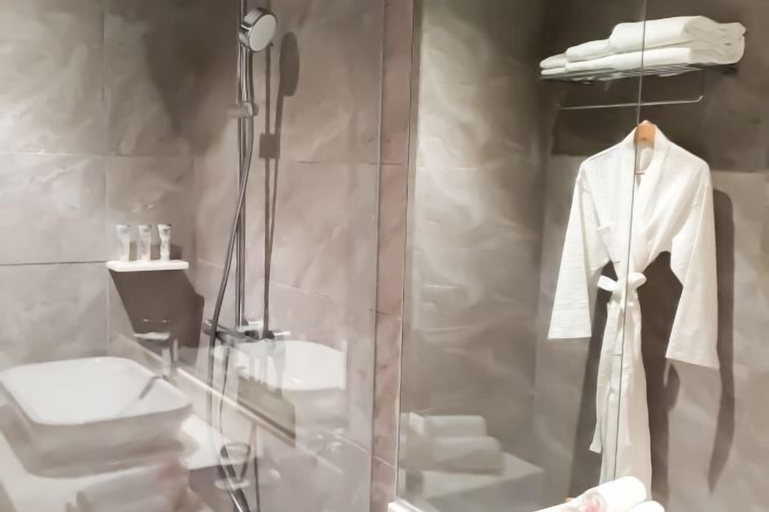 Bathroom 7