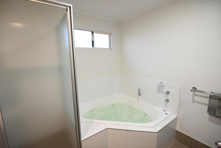 Bathroom 4, Kalbarri Red Bluff Tourist Park, Northampton