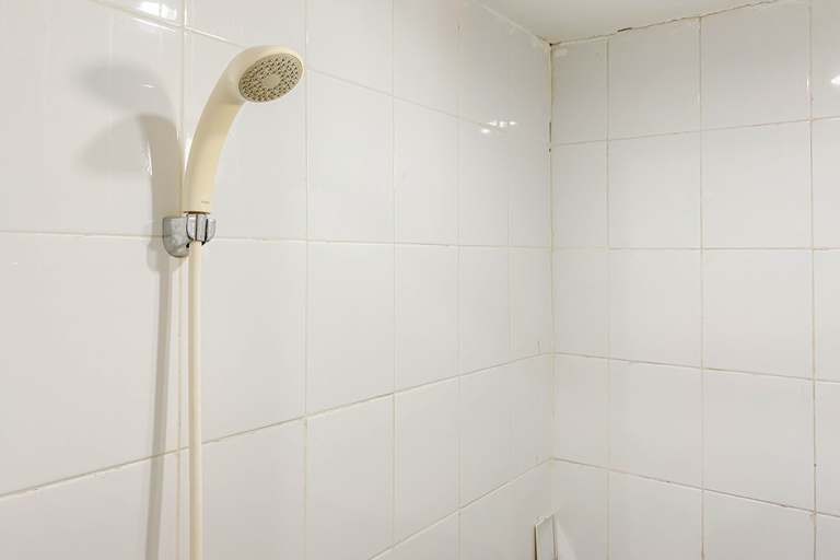 Bathroom 5, Comfort 2BR Green Pramuka City Apartment By Travelio, Jakarta Pusat