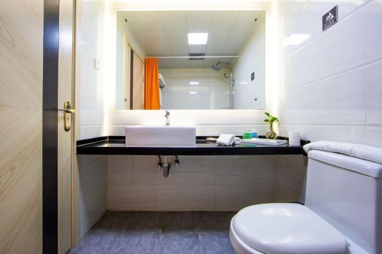 Bathroom 3, Tianjin Binhai International Airport Hotel, Tianjin