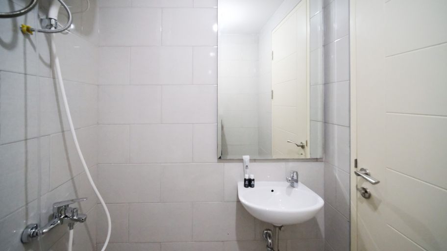 Bathroom 5, Nice and Modern Studio at Benson Supermall Mansion Apartment By Travelio, Surabaya