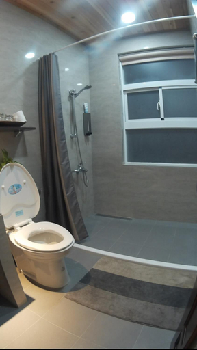 Bathroom 5, On Board Hostel, Pingtung