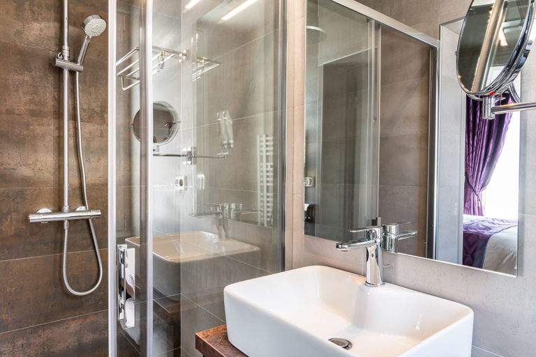 Bathroom 4, BRIT HOTEL PRIVILEGE LISIEUX – La Villa des Arts, Calvados