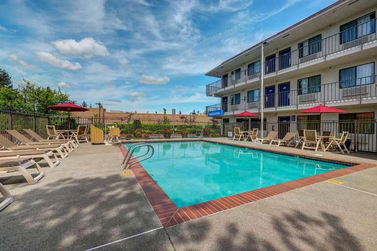 Sport & Beauty 4, Motel 6 North Kirkland, King