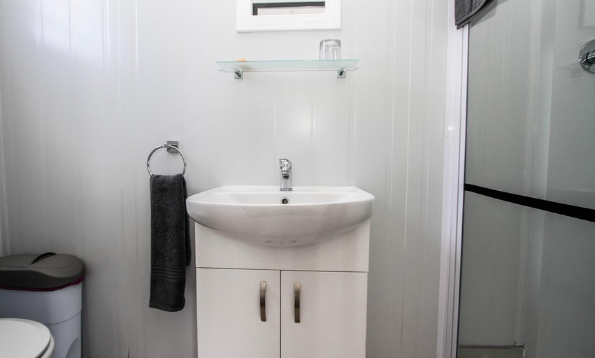 Bathroom 2, SleepOver Upington, Siyanda