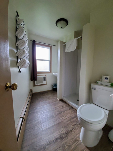 Bathroom 3, Sunset Lodge Escanaba, Delta