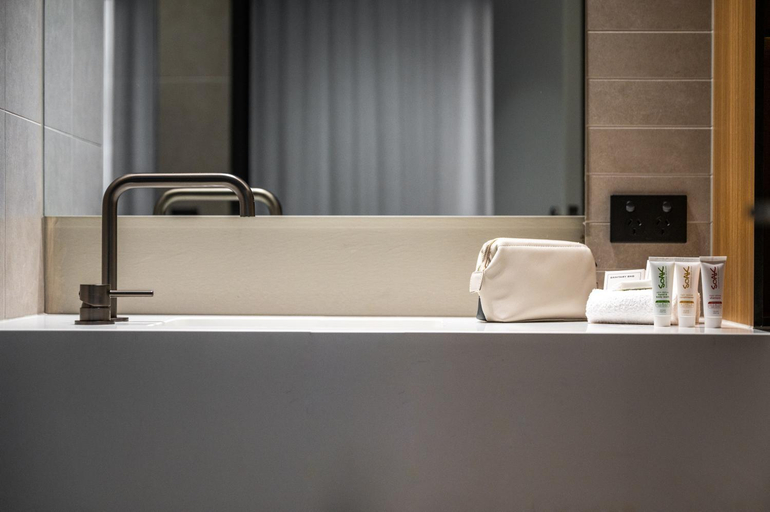 Bathroom 3, Nesuto Docklands Apartment Hotel, Melbourne
