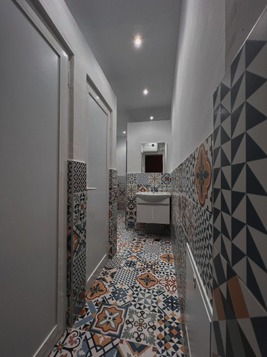 Bathroom 3, The Bearded Dad Hostel, Tiranës