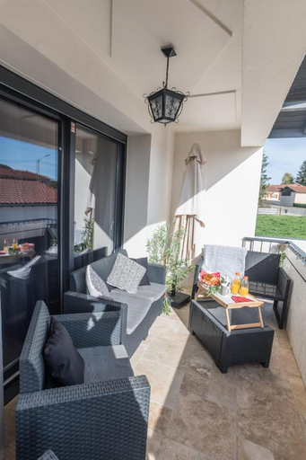 5, - LUXUEUX CASA SELVA - Parking Gratuit - Spacieux - balcon - Wifi, Ain