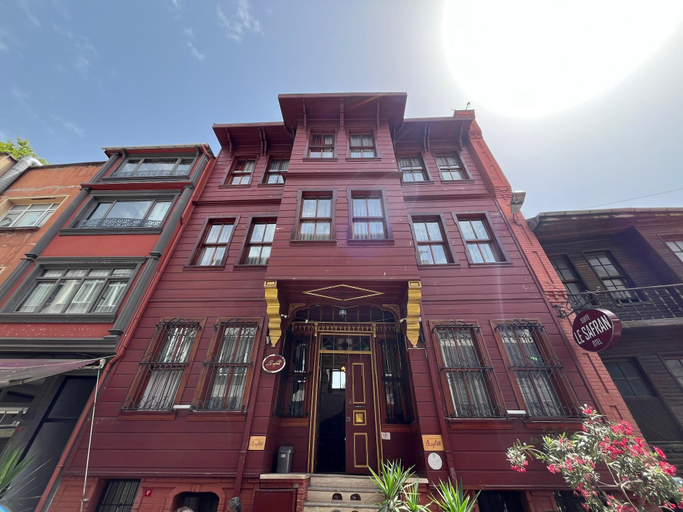 Exterior & Views