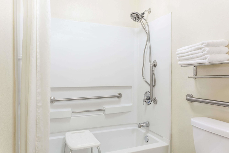 Bathroom 2, Motel6 Forsyth, GA – Tift College, Monroe