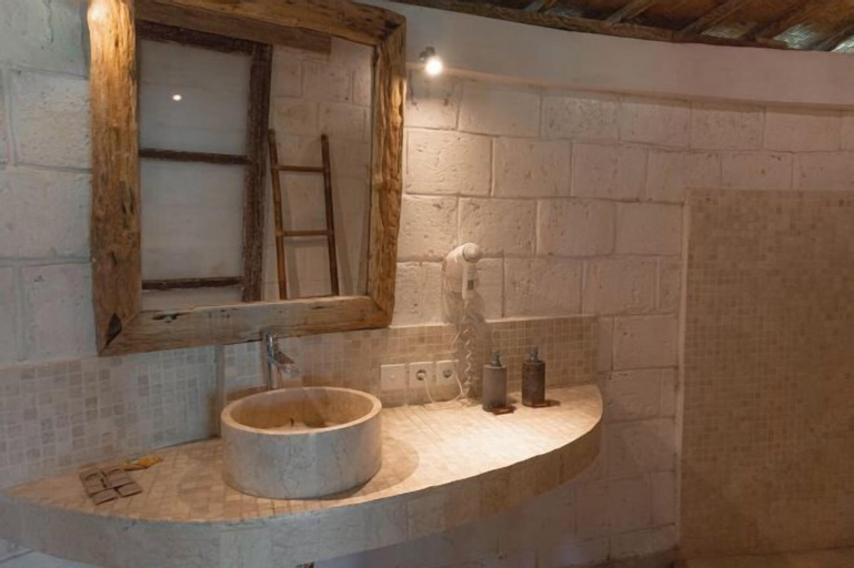 Bathroom 12