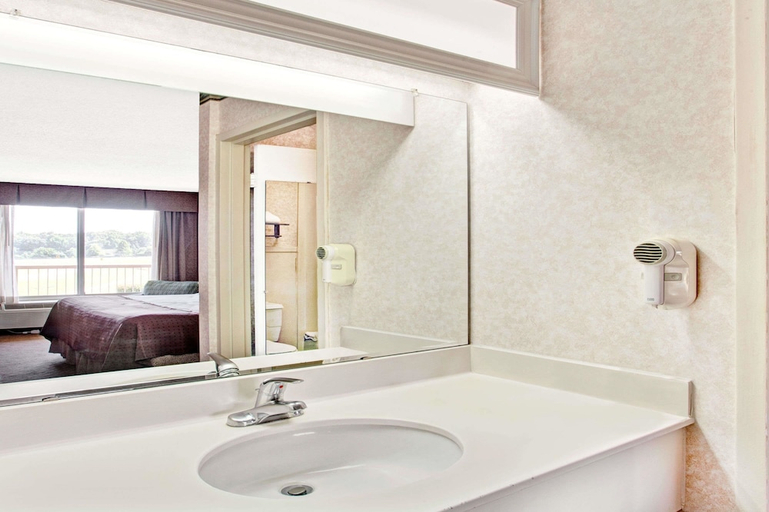 Bathroom 3, Days Inn by Wyndham Forrest City, Saint Francis