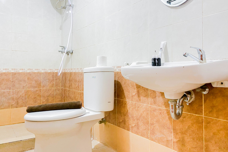 Bathroom 3, Modern Studio (No Kitchen) Grand Palace Kemayoran Apartment By Travelio, Jakarta Pusat