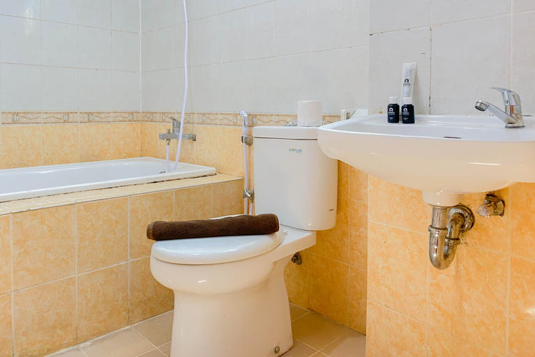 Bathroom 3, Good Studio Grand Palace Kemayoran Apartment By Travelio, Central Jakarta