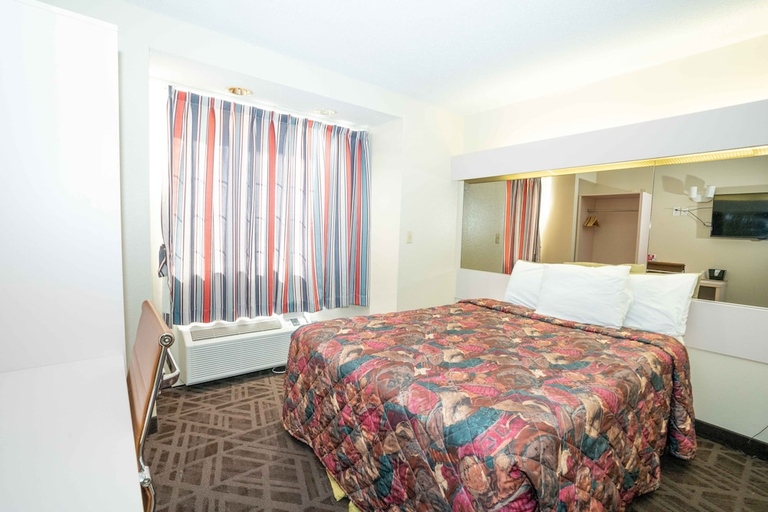 Bedroom 2, Regency Inn & Suites DFW, Tarrant