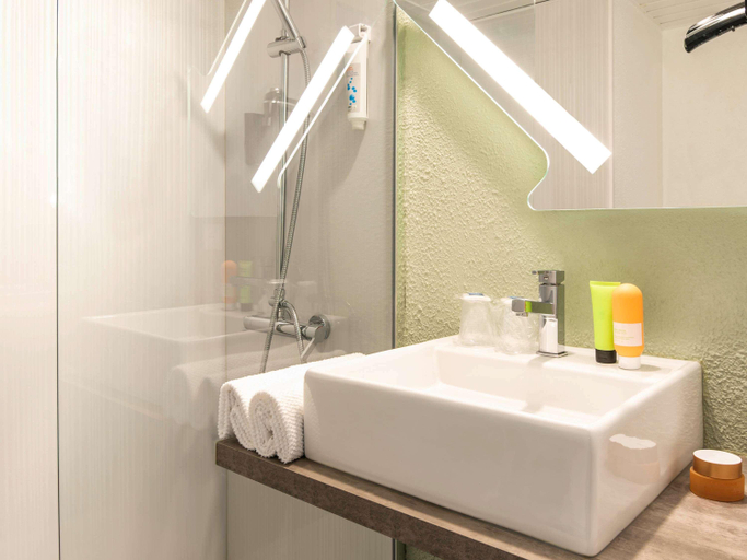 Bathroom 4, Ibis Budget Saint-Ouen-l'Aumône, Val-d'Oise
