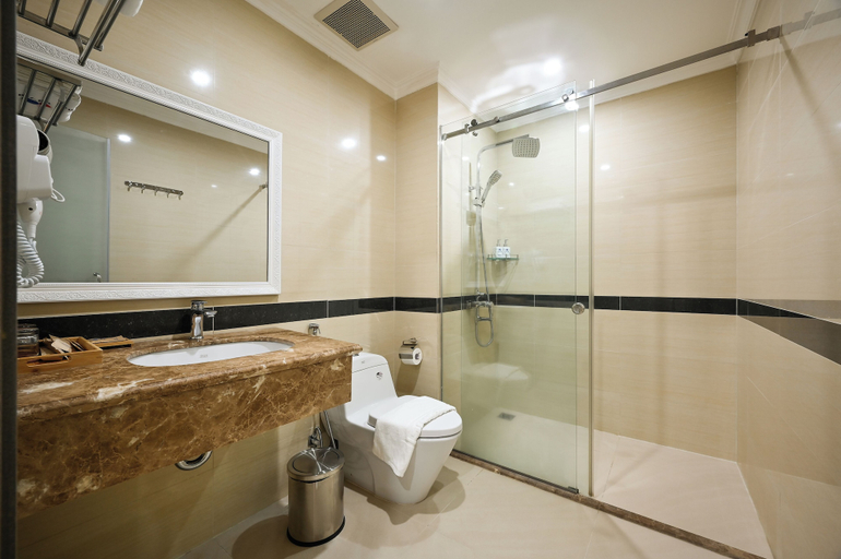 Bathroom 4, The River Park Hotel, District 7