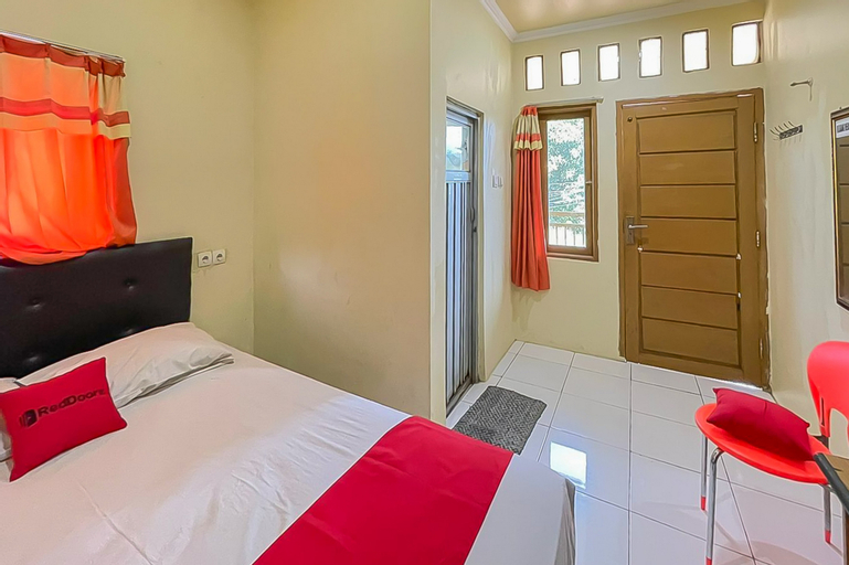 Bedroom 5, RedDoorz @ Wahidin Street Cirebon, Cirebon