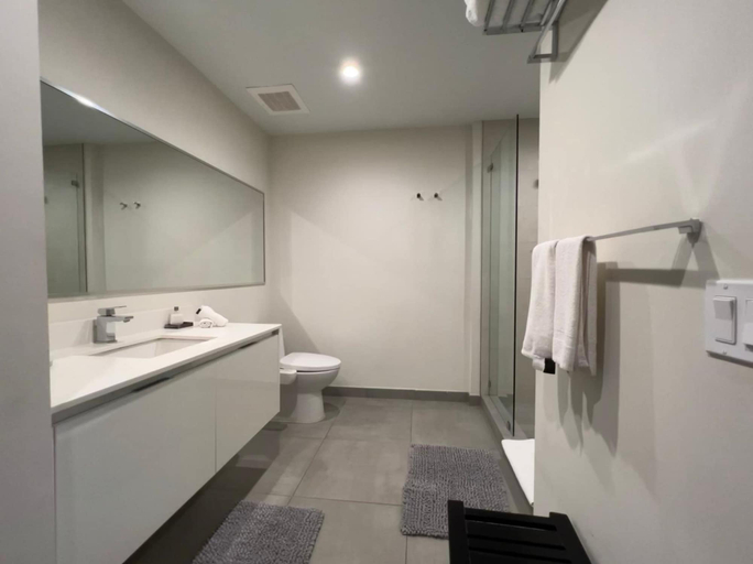 Bathroom 5, Global Rent Apart, Broward