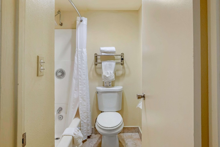 Bathroom 4, Quality Inn & Suites El Cajon San Diego East, San Diego